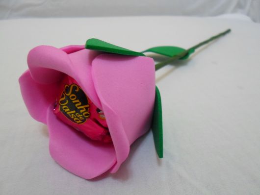 Rosa de EVA rosa com bombom