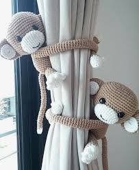 Prendedores de cortina com formato de macaco.