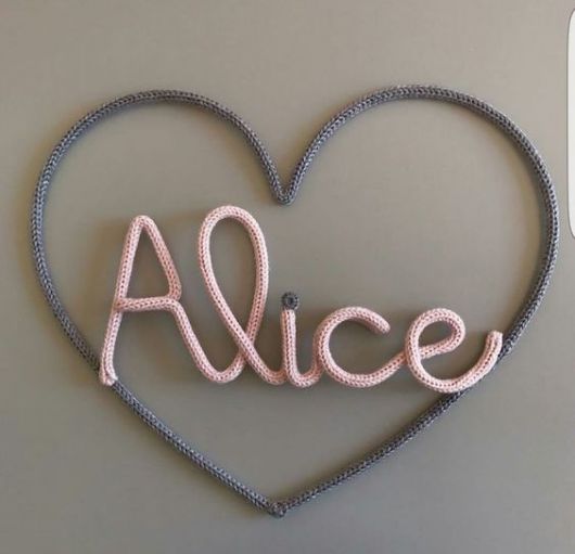 Enfeite com coração e o nome Alice.