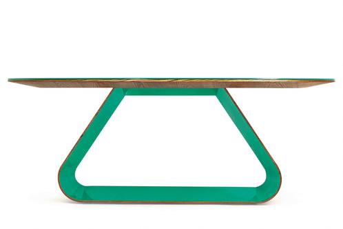 Veja uma mesa de madeira com base moderna