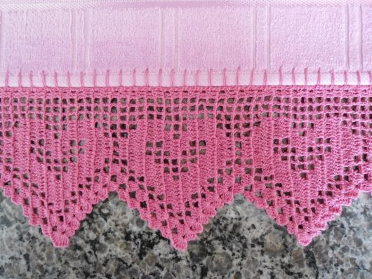 Bico de crochê em toalha rosa