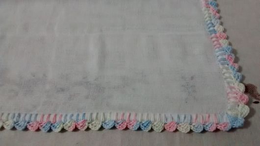 Bico de crochê colorido em fralda