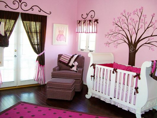 quarto de bebê marrom com parede rosa