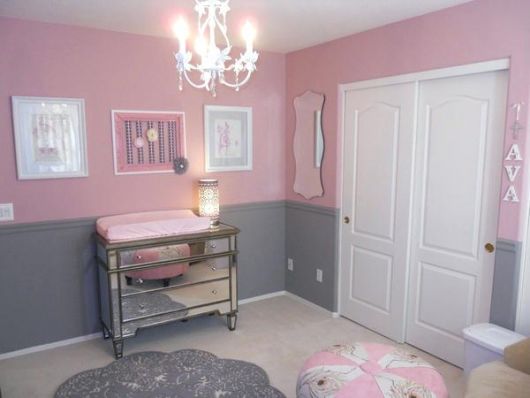 parede rosa em quarto de bebê rosa e branco