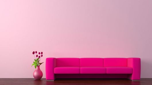 parede rosa com sofá rosa