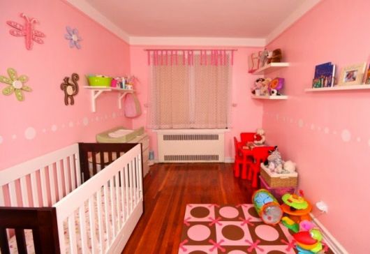 quarto infantil decorado com parede rosa