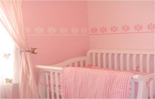 quarto de bebê decorado com parede rosa