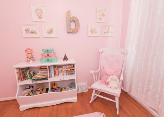 parede rosa em quarto para bebê lindo