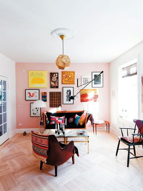 parede rosa em sala de estar