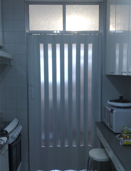 Ideia para você usar a porta sanfonada translúcida na cozinha