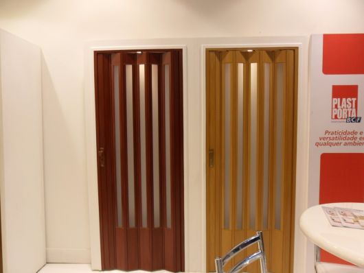 Duas cores diferentes de portas translúcidas