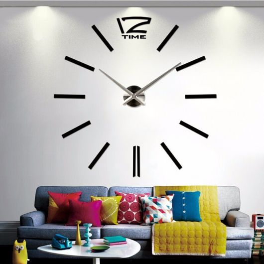 modelo de relógio espelhado grande em sala estilo descontraído com sofa colorido.