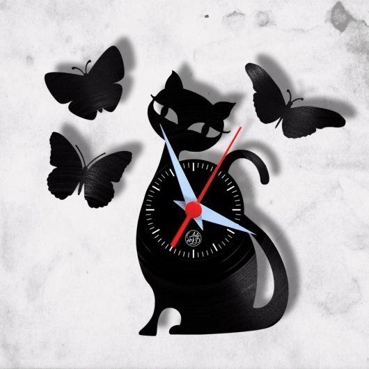 relógio de gato com borboletas pretas.