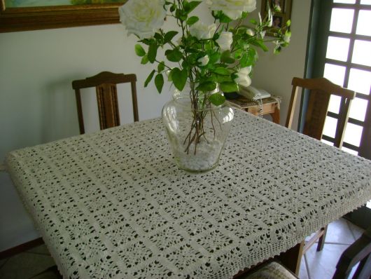 Ideia de toalha simples para mesa quadrada