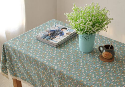 Toalhas com estampas florais caem bem em qualquer mesa