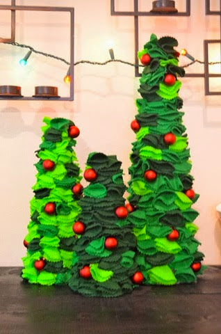 Árvore de Natal de EVA grande com bolinhas vermelhas