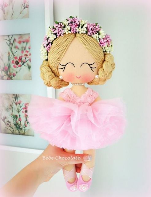 Boneca de Pano Bailarina com flores na cabeça