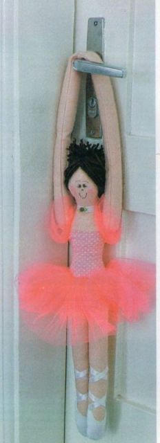 Boneca de Pano Bailarina na maçaneta da porta