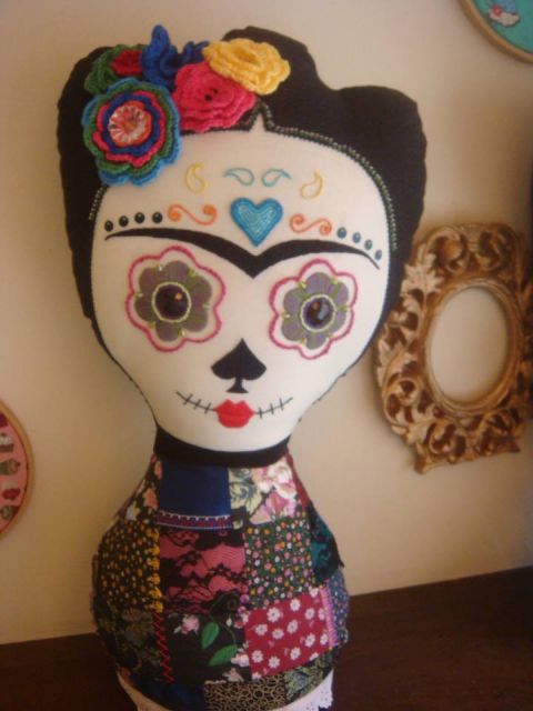 Boneca de Pano Frida Kahlo estilo caveira mexicana 