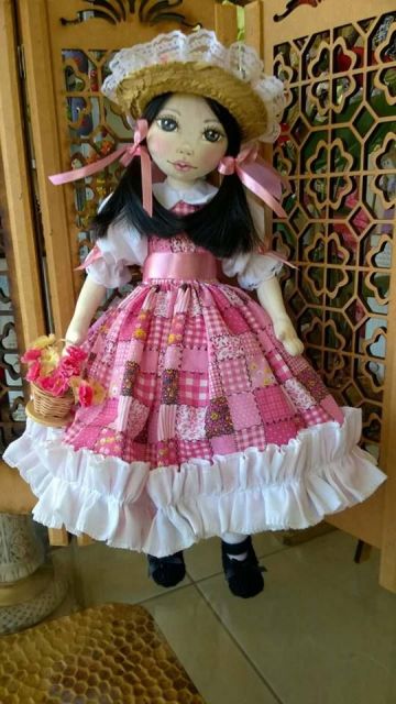 Boneca de Pano caipira com vestido xadrez rosa 