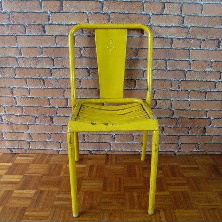 Cadeira retrô amarela de ferro, um modelo mais resistente