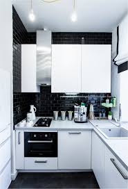 Cozinha preta e branca pequena.