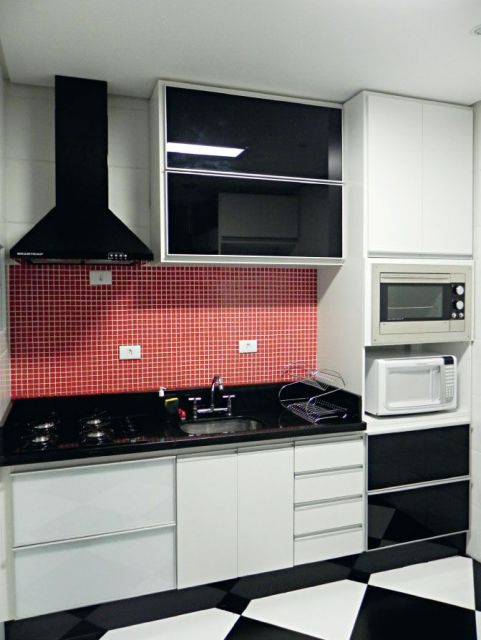 Cozinha preta e branca planejada.