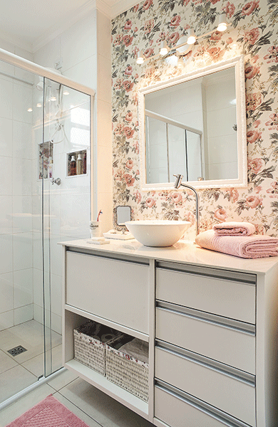 Dê um toque romântico ao banheiro com um papel de parede floral