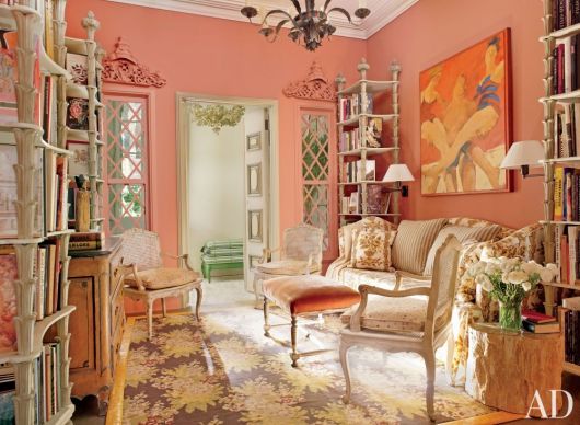 Sala clássica romântica com móveis provençais