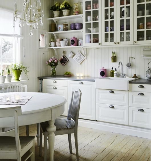 Cozinha clean com decoração romântica