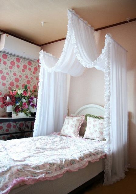 A cama com dossel é um ícone do quarto romântico