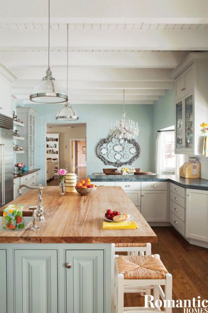 Que tal então essa cozinha linda em azul claro?
