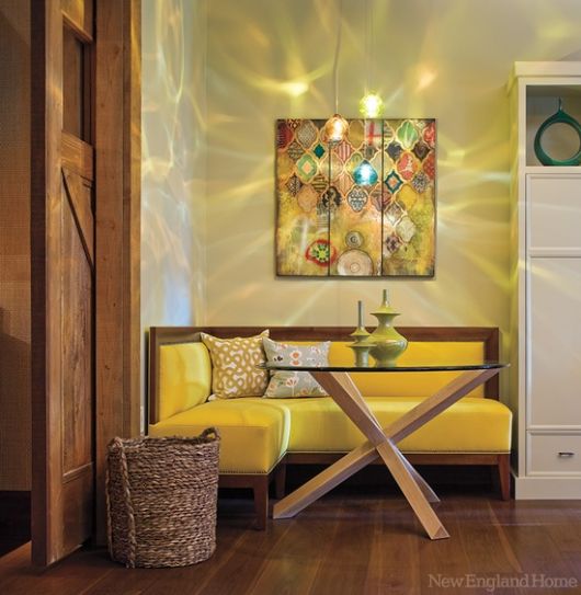 Mesa de vidro com base de madeira combinada a sofá amarelo