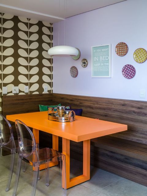 Mesa laranja de canto para sala de jantar moderna