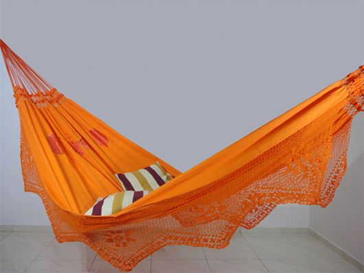 rede de descanso laranja, almofadas coloridas.