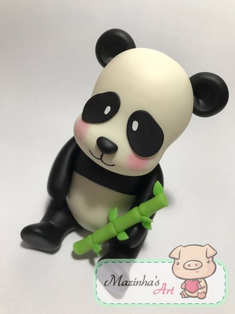 Ursinho de biscuit panda com bamu na mão