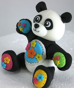 Ursinho de biscuit panda decorado com florzinhas