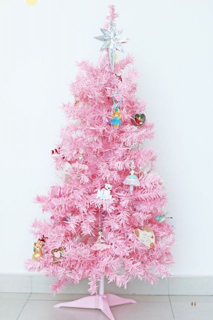 Árvore de natal rosa com detalhes brancos