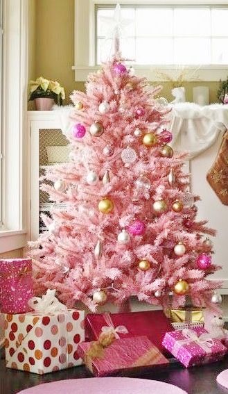 Árvore de Natal pequena, mas que pode ser colocada no chão