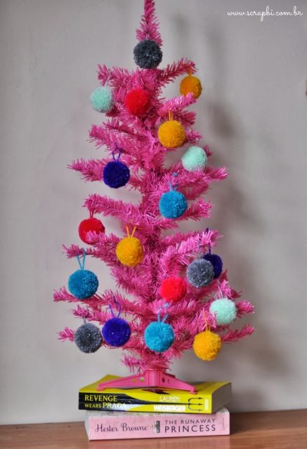 Pequena árvore de Natal pink decorada com pompons coloridos