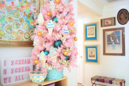 Veja só que árvore linda rosa bebê com decoração candy
