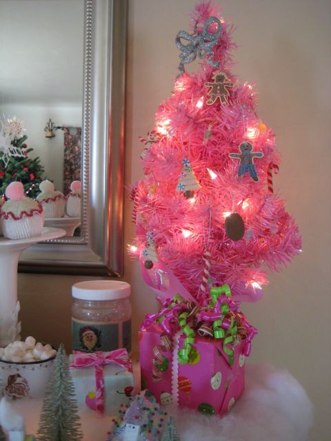 Árvore de mesa rosa com enfeites fofos