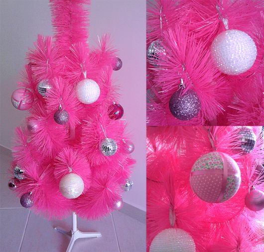 Decoração delicada de árvore rosa com bolas brancas