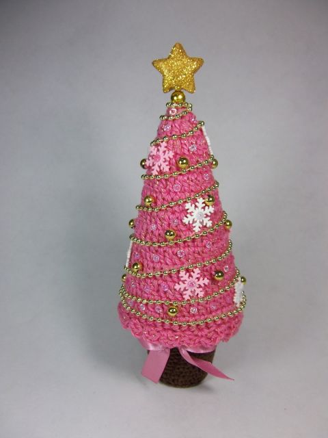 Tem habilidade com crochê? Então você também pode criar uma árvore rosa assim!