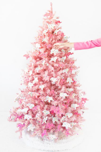 A árvore de Natal rosa fica delicada com detalhes brancos