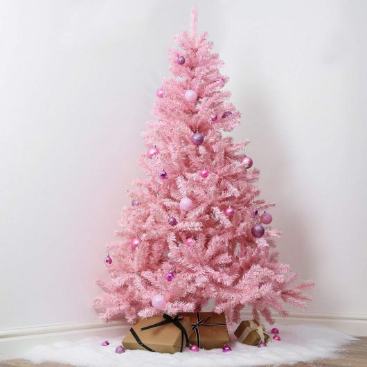 Decoração minimalista com árvore rosa de Natal