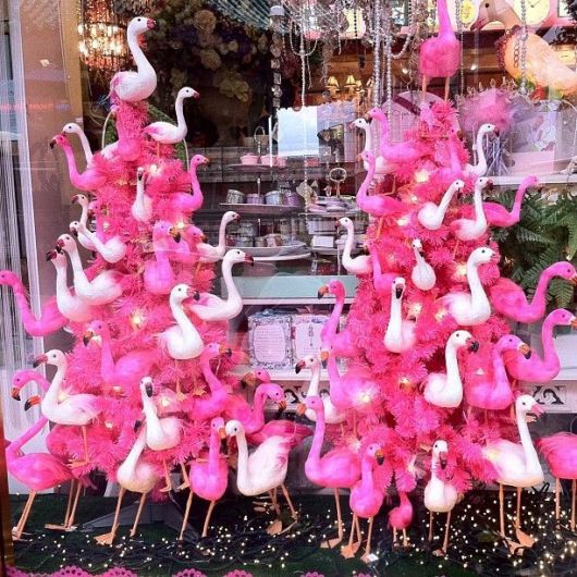 Que tal então flamingos brancos para enfeitar árvore rosa?