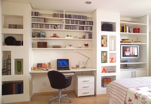 Veja composição de quarto com escrivaninha e estante