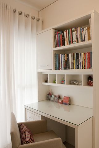 Decoração clean com escrivaninha branca com estante para quarto