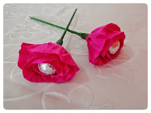 Flor de papel crepom com bombom rosa